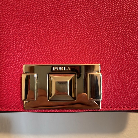 πΊπΊ Stunning  raspberry Furla with chain and leather cross body strap.πΊπΊ - Picture 2 of 13